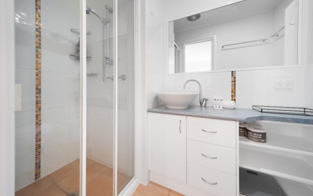 Gorgeous 2-bed Townhouse With Patio, BBQ & Parking – Bathroom – Kingston