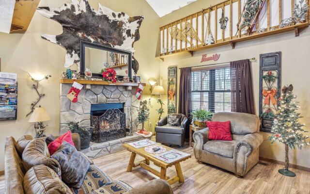 Bearfootin' 3 Bedroom Cabin by RedAwning