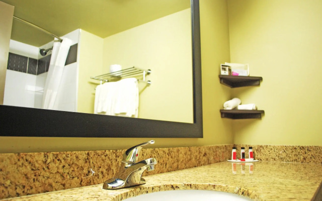 Ramada By Wyndham Edmonton Yellowhead Nw