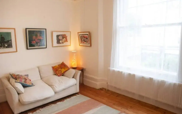 Spacious 3 Bedroom Georgian House in Bristol