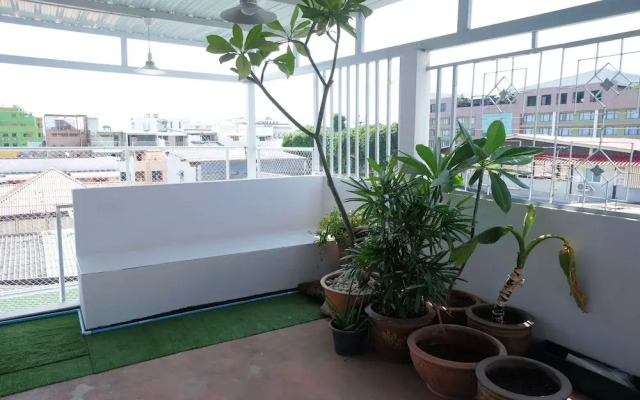 BTS Khaosan Hostel