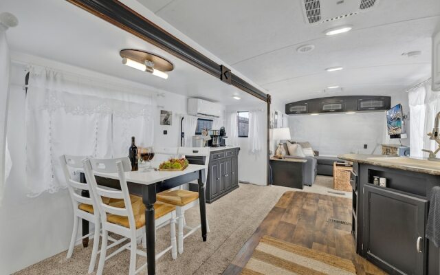 Lucinda Luxury RV With Hot Tub