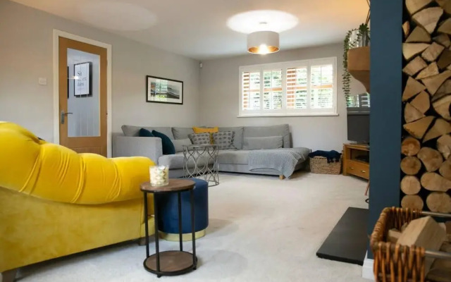 Remarkable 4-bed House Near Leeds Airport