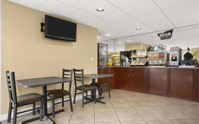 Travelodge Inn & Suites by Wyndham Gardena CA