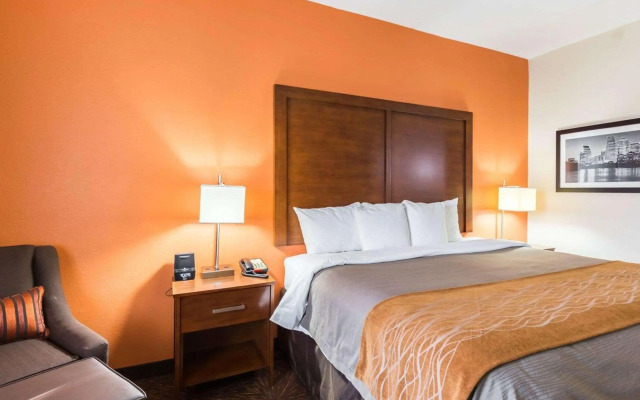 Econo Lodge Inn & Suites East