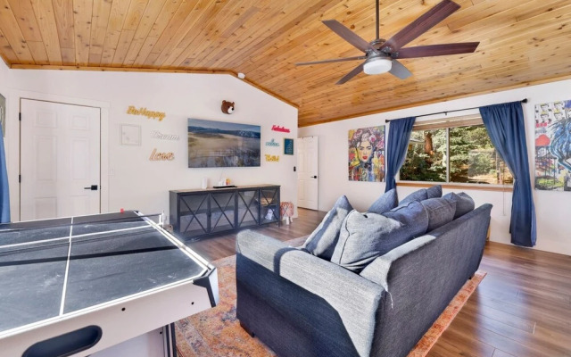 2051- Bearvenidos 4 Bedroom Home by RedAwning