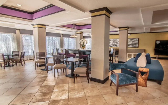 Holiday Inn Express & Suites Farmington by IHG