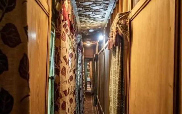 Kharpalace Group of House Boat