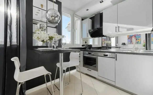 Black & White Studio by Renters