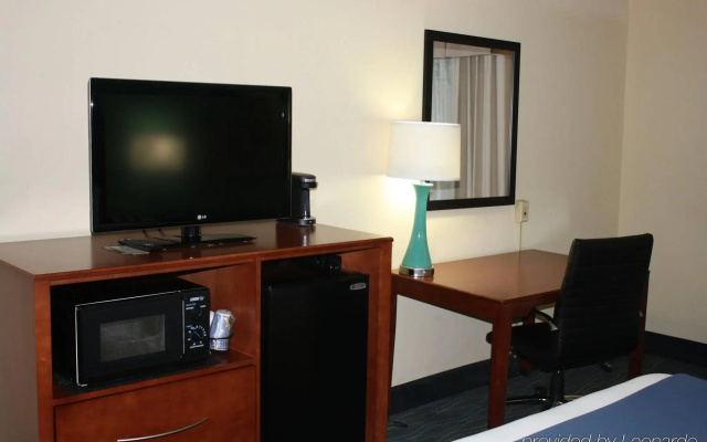 Holiday Inn Express Hotel & Suites Wilmington-University Ctr by IHG