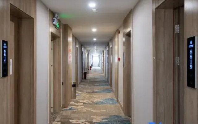Live in A Fashionable Hotel