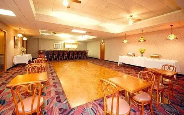 Econo Lodge Inn & Suites
