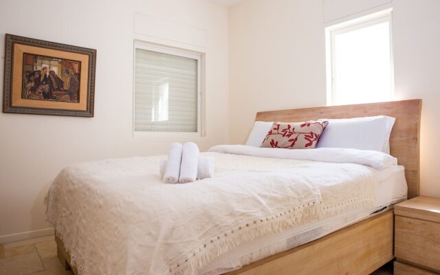 Modern & Stylish 3BR Apt With Balcony