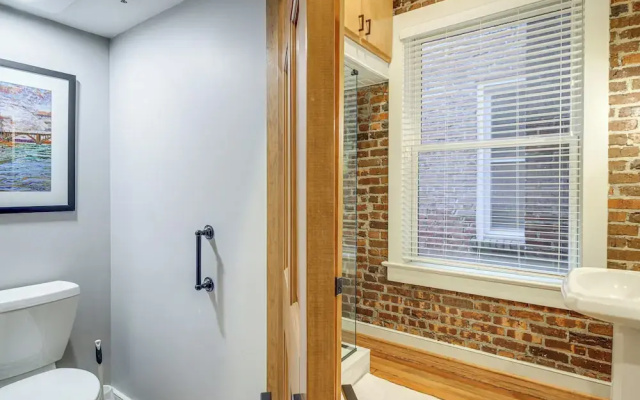 Stylish Dtwn Knoxville Condo w/ Rooftop Deck!