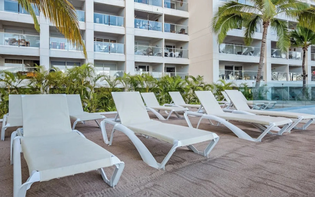 Stunning Beachfront Condo - Sea Views