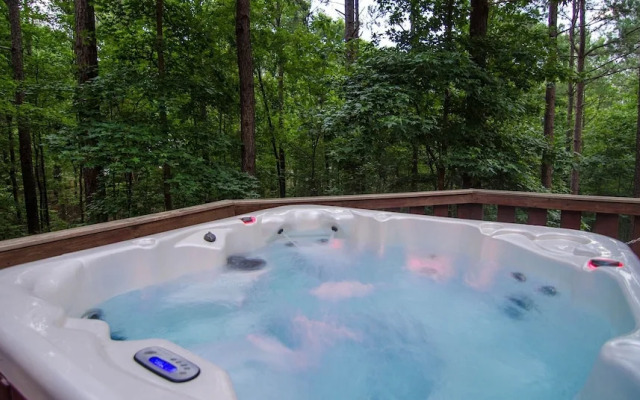 Denali Private Cabin Includes Xbox, Hot Tub, and Stone Pizza Oven by Redawning