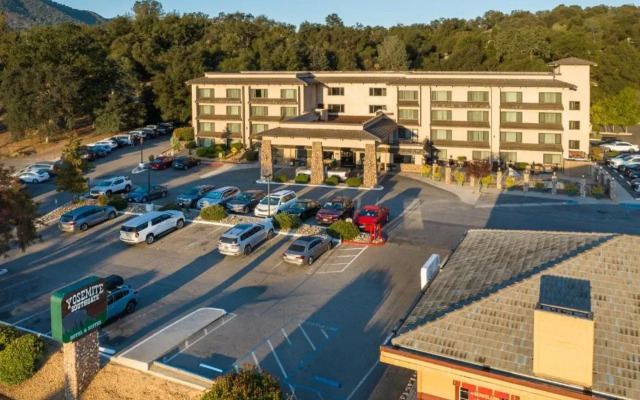 Yosemite Southgate Hotel & Suites