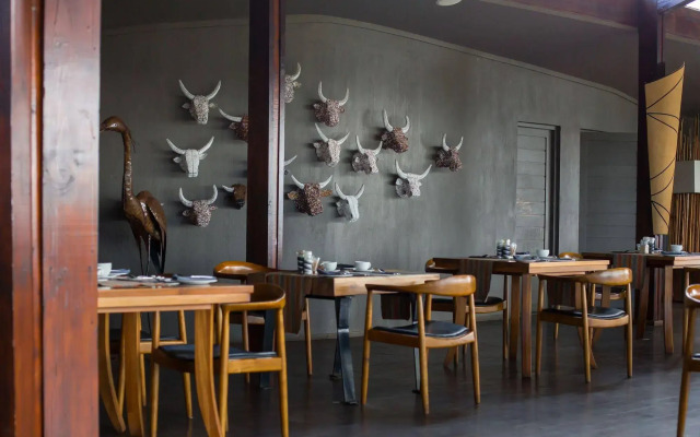 Rhino Ridge Safari Lodge