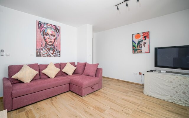 Captivating 3-bed Apartment in Vodice