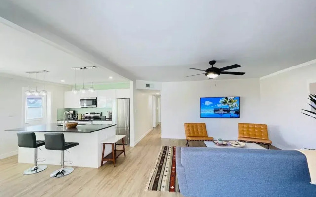 Walkable OTS Mid Century Condo-Pool
