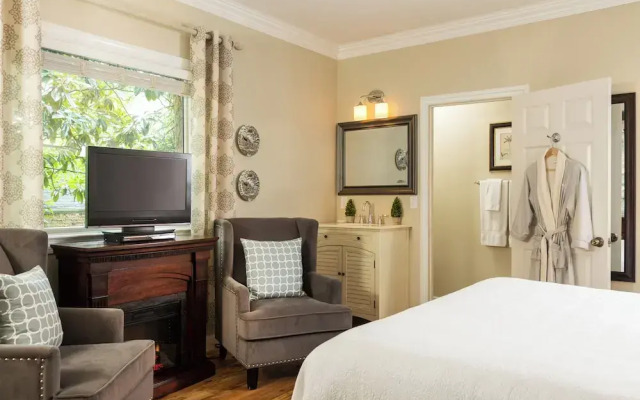 Chanticleer Inn Bed & Breakfast