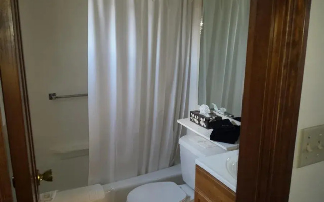 Bearskin Neck Motor Lodge