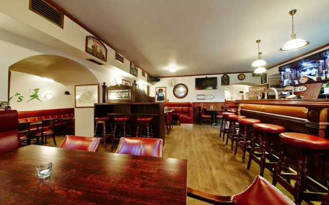 Nelly Kelly's Hotel