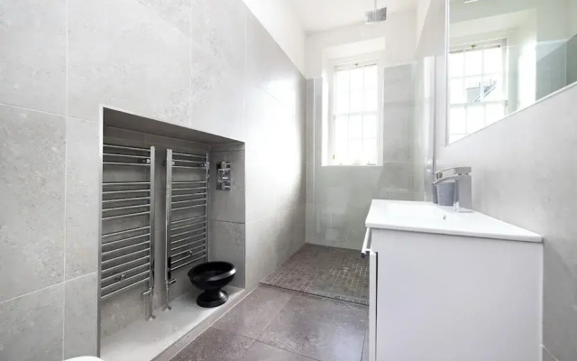Contemporary Apt in the New Town