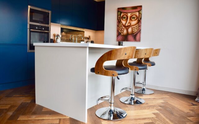 Contemporary 2 Bedroom Apartment Near Ifsc
