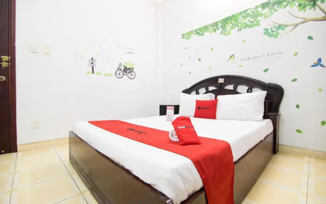 Reddoorz near Hoang Van Thu Park