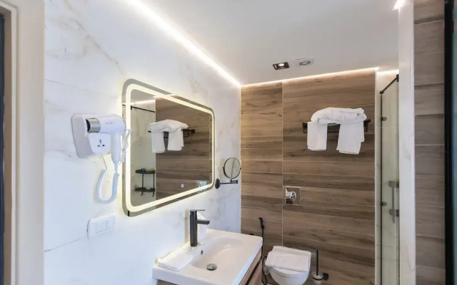 Diamond pyramids hotel