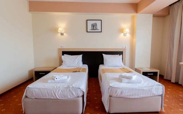 Hotel Oxford Inn & Suites