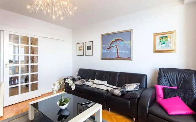 Leo Apartment