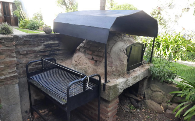 Casa c/amplio jardín, garage y parrilla.