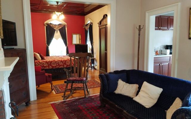 The Carriage House Inn