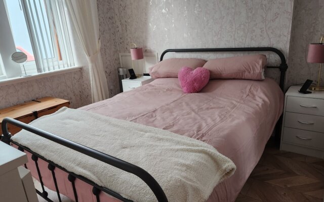 Apartment - Largs - Sleeps 4 - Pet Friendly