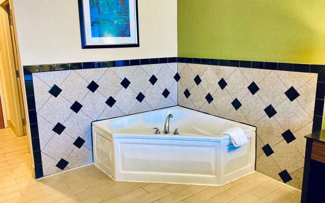 Holiday Inn Express Hotel & Suites Edmond by IHG