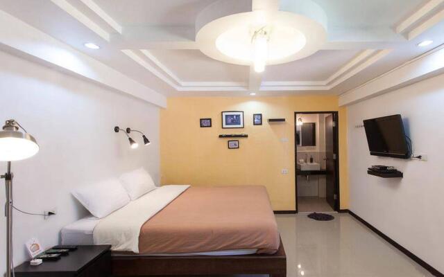 The Reef Hotel & Studios