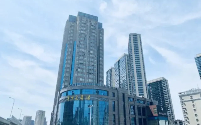 Vienna Hotel (Wuhan Central China Normal University, Huquan Metro Station)