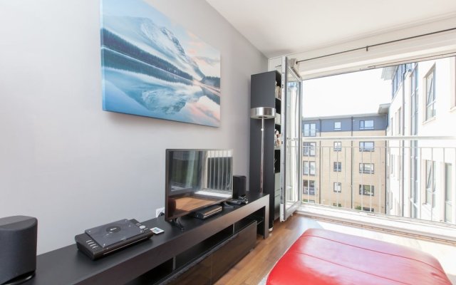 Bright, Contemporary Edinburgh Flat With Parking!