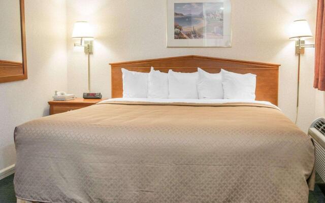 Quality Inn & Suites Mackinaw City Beachfront