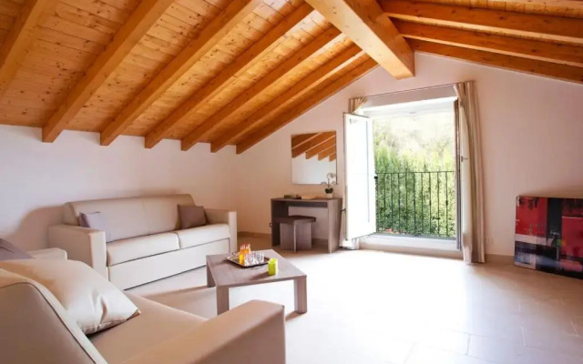 Sala Comacina Apartment No 1 (Sleeps 10)