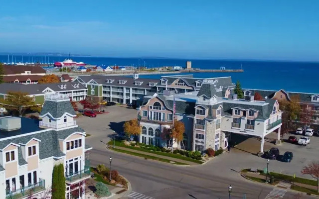 Hamilton Inn Select Beachfront Mackinaw City