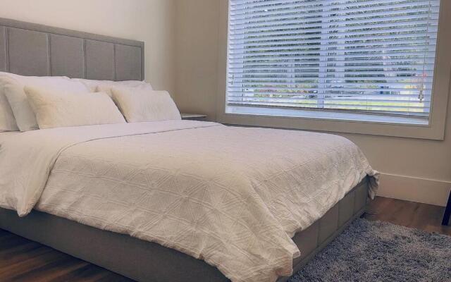 Gorgeous 3 bedroom lake house Suite!