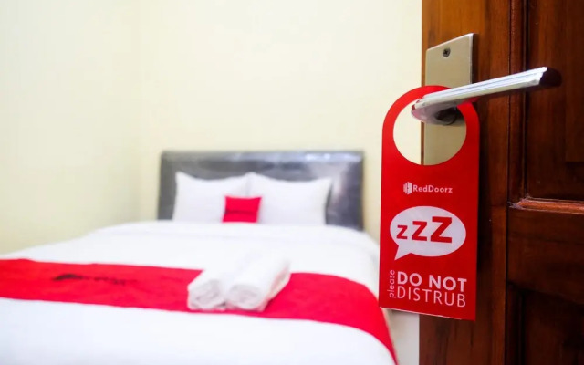 RedDoorz near Tirtonadi Park Solo