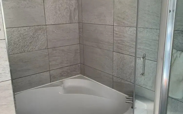 Charming 2-bed Apartment in Swansea