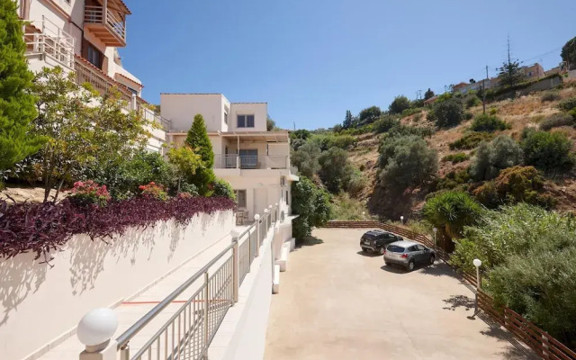 Stylish Pool Side Apartment With Stunning sea View