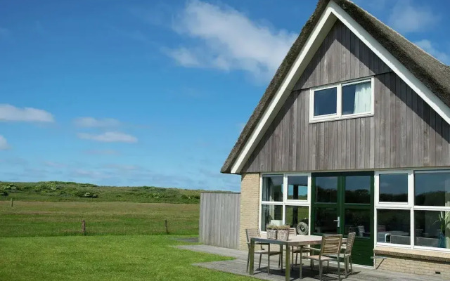 Thatched Villa With two Bathrooms Near the Beach