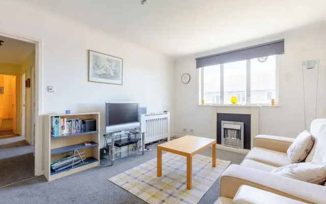 Homely 1 Bedroom Apartment in Beckton With Parking