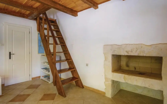 Stunning Home in Cunski With 1 Bedrooms